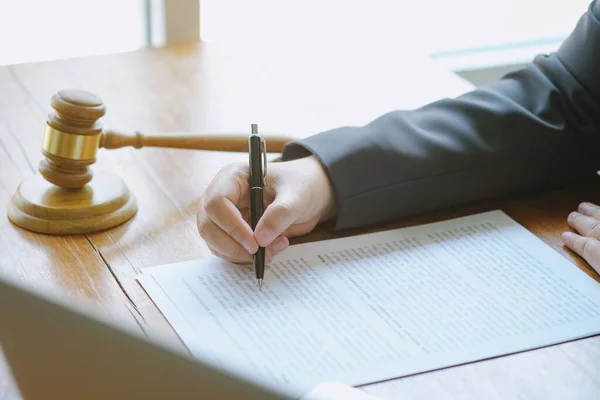 Consulenza Legale Presenta Cliente Contratto Firmato Con Martelletto Legge Legale — Foto Stock