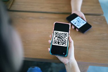 QR kodu ödemesi. Cüzdan. QR kodunu tarayan kadın çevrimiçi alışveriş nakitsiz teknoloji konsepti