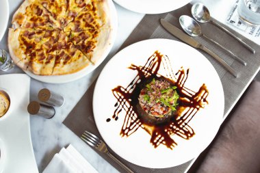 Lüks yemek masaları. Kutlama restoranındaki misafirler için yemek servisi ve dekore masaları.