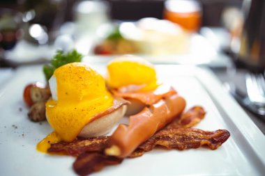 Kahvaltıda Benedict usulü yumurta, kızarmış İngiliz keki. Benedict yumurtalı nefis kahvaltı.