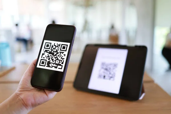 QR kodu ödemesi. Cüzdan. QR kodunu tarayan kadın çevrimiçi alışveriş nakitsiz teknoloji konsepti