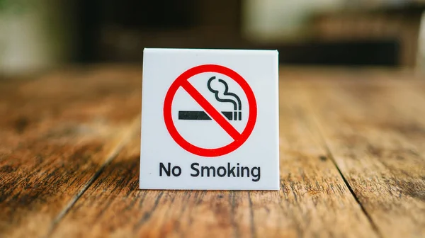 不要吸烟的标志 在公众场合禁止吸烟的标签 酒店木桌上不准吸烟标志 — 图库照片