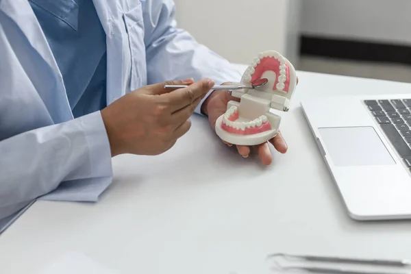 Dentista Che Esamina Trattamento Medico Dei Denti Paziente Presso Una — Foto Stock
