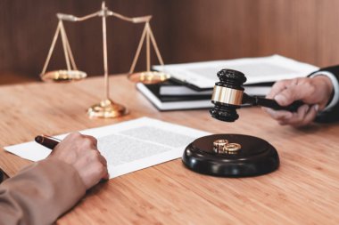 Yargıç Gavin boşanma evraklarını imzalamaya karar verdi. Avukat kavramı