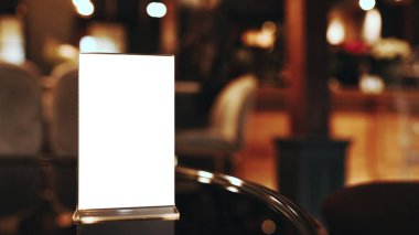 Restoran kafe menüsü. Bar restoranının kafesinde ahşap masada duran menü çerçevesi. Metin pazarlama promosyonu için boşluk