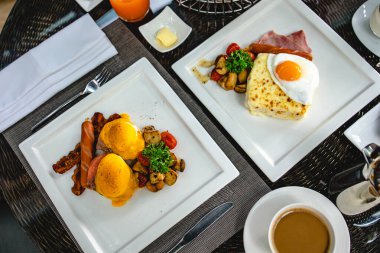 Kahvaltıda Benedict usulü yumurta, kızarmış İngiliz keki. Benedict yumurtalı nefis kahvaltı.