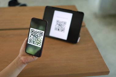 QR kodu ödemesi. Cüzdan. QR kodunu tarayan kadın çevrimiçi alışveriş nakitsiz teknoloji konsepti