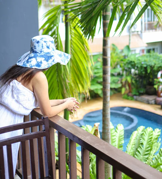 暑假的概念女人在酒店度假时放松一下 亚洲女人在户外尽情享受奢华的生活 做着白日梦 满面春风 — 图库照片