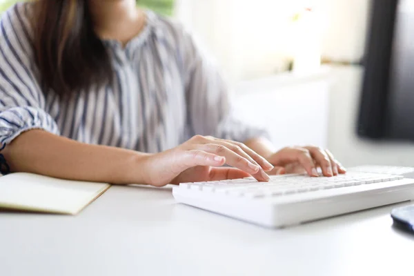 Manos Escribiendo Teclado Escribir Blog Mujer Manos Teclado Trabajando Casa — Foto de Stock