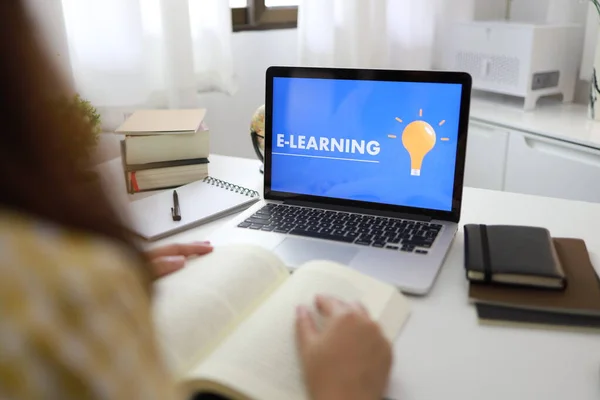 Learning Education Internet Networking Junge Geschäftsfrau Sitzt Und Benutzte Laptop — Stockfoto