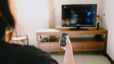 Akıllı TV izlemek ve uzaktan kumanda kullanmak Uzaktan kumandayla uzaktan kumandayla uzaktan kumandayı elinde tutmak