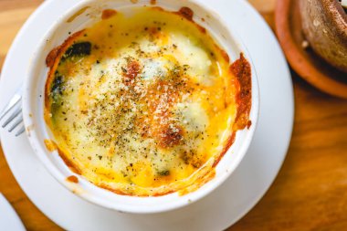 Vejetaryen aperatifi peynirli ıspanak ve vejetaryen yemeği.