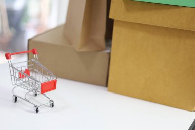 İnternet için alışveriş arabası çevrimiçi alışveriş e-ticaret çevrimiçi dağıtım hizmeti kavramı  