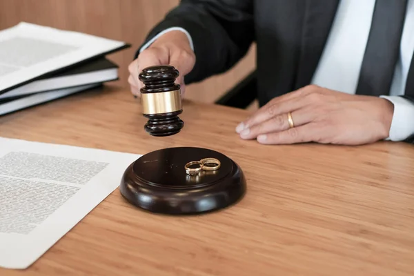 Richterhaken Entscheidet Über Ehescheidung Unterzeichnung Von Papieren Anwaltskonzept — Stockfoto