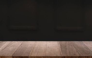Kafenin soyut bulanık arka planının önündeki boş ahşap masa. Öndeki ahşap tablo ürünlerinizi görüntülemek veya montajlamak için kullanılabilir. Produc gösterimi için modelleyin