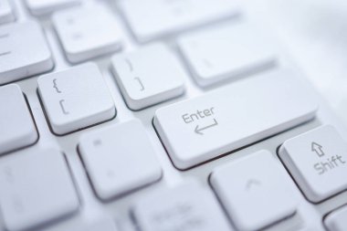 İş kadınlarının elleri işaret parmağı bilgisayar klavyesindeki enter tuşuna basar