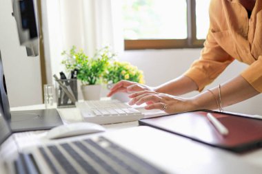 Moda Tasarımcısı yeni koleksiyonun taslağı olarak çalışıyor. Dressmaking ve moda koleksiyonu Yaratıcı Tasarım Çizim Tasarımı Konsepti