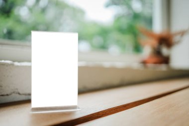 Bar restoranının kafesinde ahşap masada duran menü çerçevesi. Metin pazarlama promosyonu için boşluk