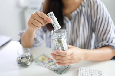 Para biriktirme kavramı finansman kadınlarının el yığınları para banknotları büyüyen işler. Nakit para dolar banknotları