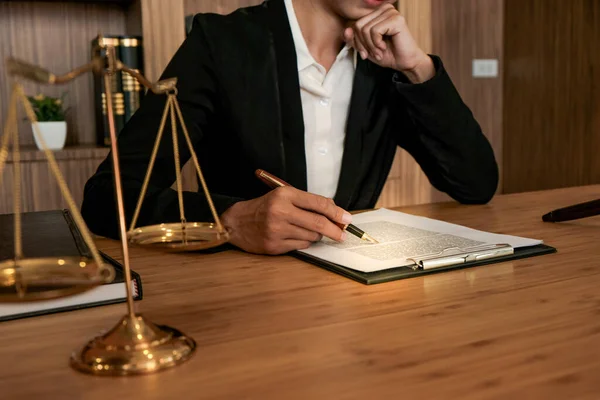 Juridisch Adviseur Biedt Klant Een Ondertekend Contract Met Hamer Juridisch — Stockfoto