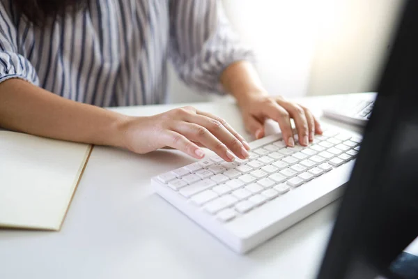 Manos Escribiendo Teclado Escribir Blog Mujer Manos Teclado Trabajando Casa — Foto de Stock