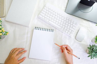 Moda Tasarımcısı yeni koleksiyonun taslağı olarak çalışıyor. Dressmaking ve moda koleksiyonu Yaratıcı Tasarım Çizim Tasarımı Konsepti