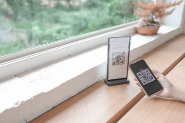 Cüzdan Qr kod dijital ödeme para olmadan. QR kodunu tarayan kadın çevrimiçi alışveriş nakitsiz teknoloji konsepti