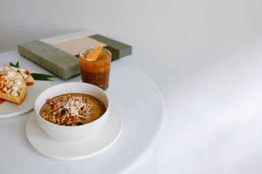 Sağlıklı kahvaltı. Evde yoğurtlu müsli taze müsli.