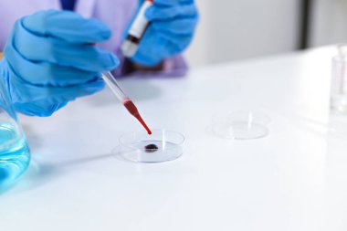 Coronavirus covid-19 'u tutan bilim adamı enfekte olmuş kan örneği tüpü. Kan örneği toplama tüpleri ve şırınga Coronavirus Covid-19 aşı araştırmalarıyla laboratuvardaki kanın DNA testi.