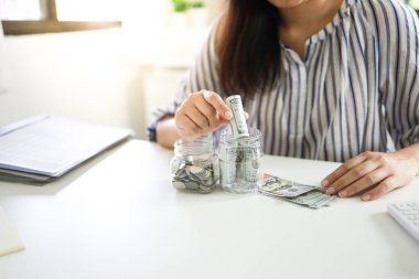 Para biriktirme kavramı finansman kadınlarının el yığınları para banknotları büyüyen işler. Nakit para dolar banknotları