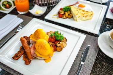 Kahvaltıda Benedict usulü yumurta, kızarmış İngiliz keki. Benedict yumurtalı nefis kahvaltı.