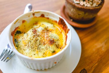 Vejetaryen aperatifi peynirli ıspanak ve vejetaryen yemeği.