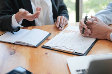 İş Adamları Buluşması Tasarım Fikirleri Uzman Yatırımcısı yeni bir başlangıç projesi üzerinde çalışıyor. Kavram. iş planlama ofisinde.