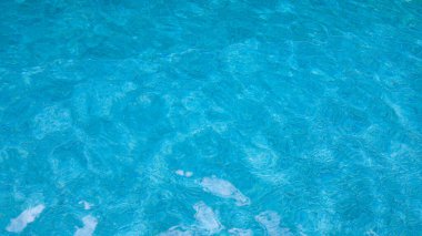 Soyut havuz suyu. Yüzme havuzu, mavi yüzme havuzunun dalga arka planında yüzer.