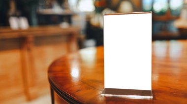 Restoran kafe menüsü. Bar restoranının kafesinde ahşap masada duran menü çerçevesi. Metin pazarlama promosyonu için boşluk