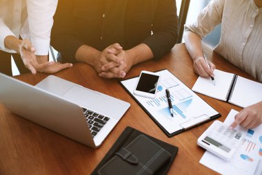 İş Adamları Buluşması Tasarım Fikirleri Uzman Yatırımcısı yeni bir başlangıç projesi üzerinde çalışıyor. Kavram. iş planlama ofisinde.