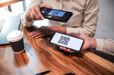 QR kodu ödemesi. QR kodunu tarayan kadın çevrimiçi alışveriş nakitsiz teknoloji konsepti