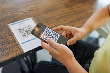 QR kodu ödemesi. Cüzdan. Adam tarama etiketi kabul edildi. Parasız dijital ödeme oluşturuluyor. QR kodu çevrimiçi alışveriş nakitsiz teknoloji konsepti taranıyor.