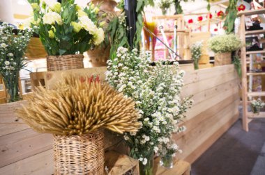 Güzel çiçekler ve pencere kenarındaki bitkiler Masadaki vazodaki güzel çiçekler