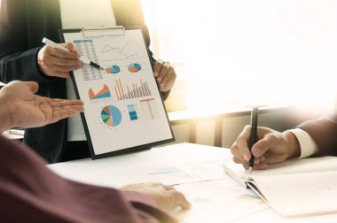 İş Adamları Buluşması Tasarım Fikirleri Uzman Yatırımcısı yeni bir başlangıç projesi üzerinde çalışıyor. iş planlama ofisinde.