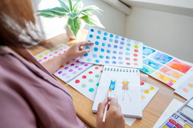 Moda Tasarımcısı, atölye Yaratıcı Tasarım Konseptinde yeni koleksiyonun taslağı olarak çalışır.