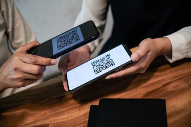 QR kodu ödemesi. QR kodunu tarayan kadın çevrimiçi alışveriş nakitsiz teknoloji konsepti