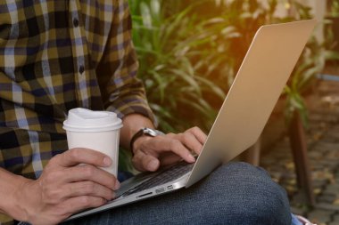 Kafe Coronavirus COVID-19 'da çalışan bir kadın COVID-19' u korumak için toplumla arasına mesafe koyuyor.