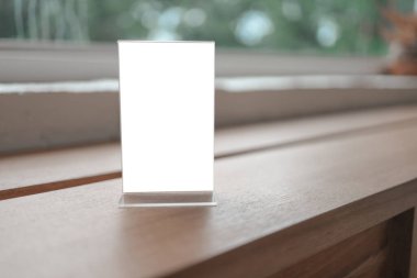 Bar restoranının kafesinde ahşap masada duran menü çerçevesi. Metin pazarlama promosyonu için boşluk