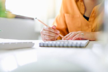 Moda Tasarımcısı yeni koleksiyonun taslağı olarak çalışıyor. Dressmaking ve moda koleksiyonu Yaratıcı Tasarım Çizim Tasarımı Konsepti