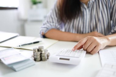 Para biriktirme kavramı finansman kadınlarının el yığınları para banknotları büyüyen işler. Nakit para dolar banknotları