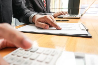 İş Adamları Buluşması Tasarım Fikirleri Uzman Yatırımcısı yeni bir başlangıç projesi üzerinde çalışıyor. İşçiler birlikte çalışıyor, ofiste planlama yapıyorlar..