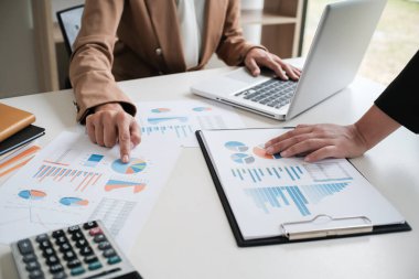 İş Adamları Buluşması Tasarım Fikirleri Uzman Yatırımcısı yeni bir başlangıç projesi üzerinde çalışıyor. İşçiler birlikte çalışarak planlama yapıyorlar.