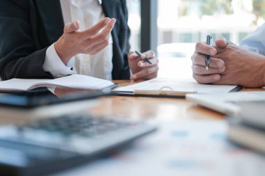 İş Adamları Buluşması Tasarım Fikirleri Uzman Yatırımcısı yeni bir başlangıç projesi üzerinde çalışıyor. Kavram. iş planlama ofisinde.