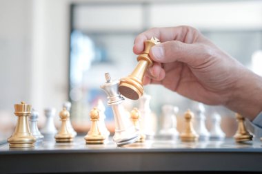 İş adamı satrançla oynar. İş stratejisi ve taktik meydan okuma başarı yönetimi kavramı